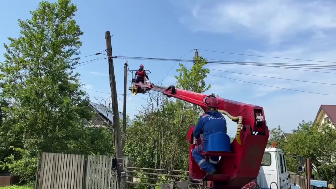 Энергетики круглосуточно восстанавливают электричество в Новгородской области