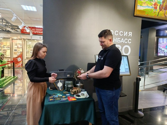 Герой России Денис Чернавин передал свои личные вещи в музей Боевой Славы Герой России Денис Чернавин передал свои личные вещи в музей Боевой Славы