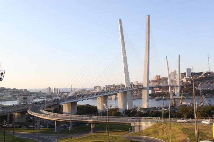 Адская пробка сковала движение на Золотом мосту во Владивостоке