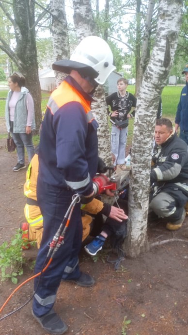 Новгородские спасатели помогли ребёнку, который застрял между деревьев
