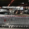 Магазин несет ответственность за ущерб автомобилю от сдутой ветром тележки — суд