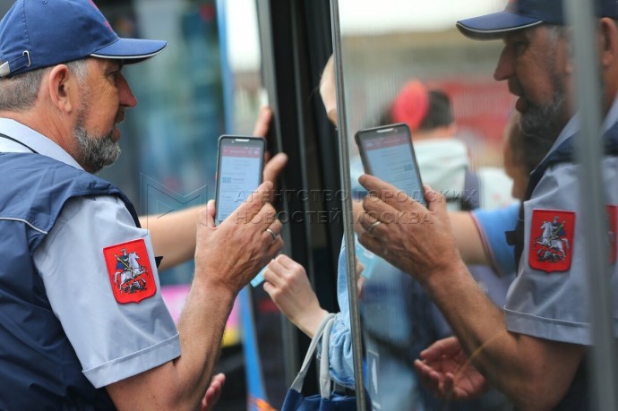 Контролеры выявили 246 безбилетников в автобусах у станции метро «Молодежная»