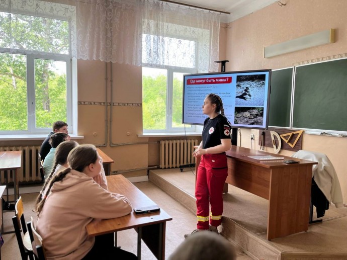 Курские школьники проходят обучение по минной безопасности с помощью Красного Креста