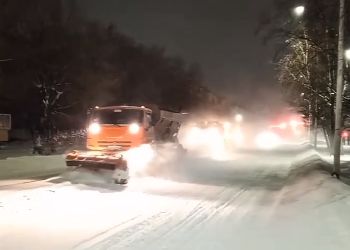 Дороги Благовещенска обработали тоннами противогололедного материала