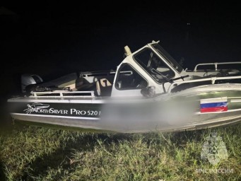 Лодка врезалась в мост под Астраханью 