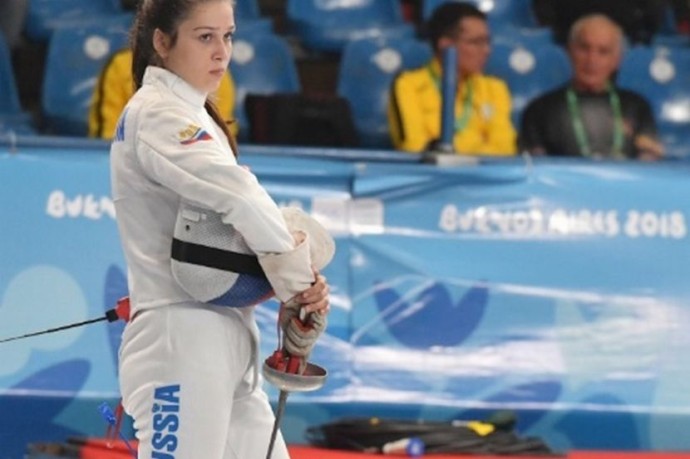 Женская сборная России по шпаге обыграла американок и вышла в полуфинал ЧМ-2025