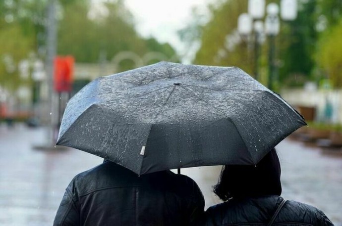 Москвичей предупредили о грозе с сильным ветром до утра