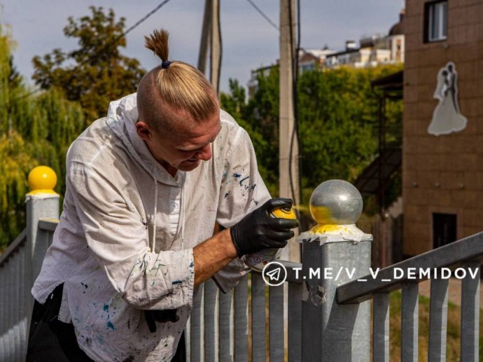 Художники восстанавливают галерею смайлов на мосту в Белгороде Художники восстанавливают галерею смайлов на мосту в Белгороде