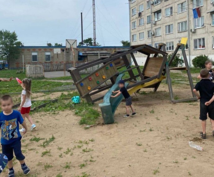 Следственный комитет вмешался в дело об обрушении горки на девочку в Приморье
