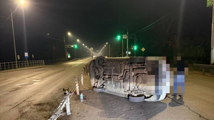 В Уфе автомобиль наехал на ограждение и перевернулся
