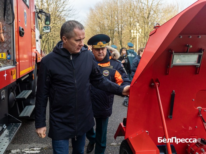 Вячеслав Гладков вручил ключи от новых спецмашин белгородским пожарным Вячеслав Гладков вручил ключи от новых спецмашин белгородским пожарным
