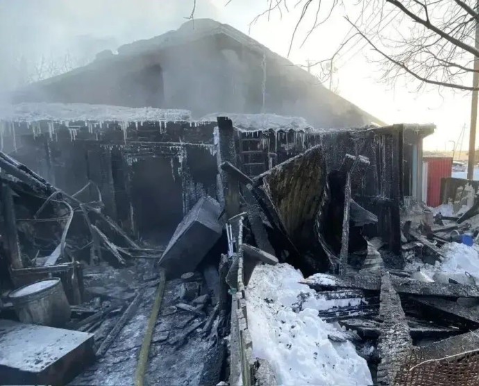 Один человек пострадал при пожаре в доме в Мирнинском районе