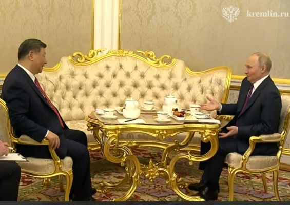 Путин и Цзиньпин сели пить чай