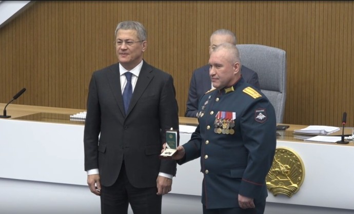 Радий Хабиров наградил гвардии полковника Виктора Кухальского Радий Хабиров наградил гвардии полковника Виктора Кухальского