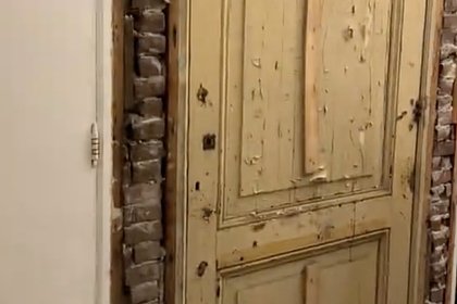 Новые хозяева дома нашли за стеной таинственную деревянную дверь