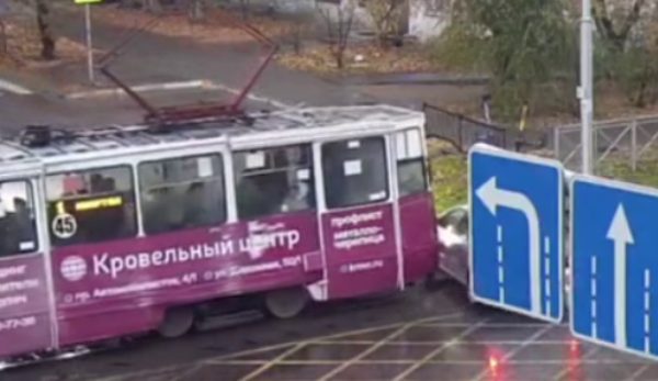 В Улан-Удэ автомобиль попал под трамвай В Улан-Удэ автомобиль попал под трамвай