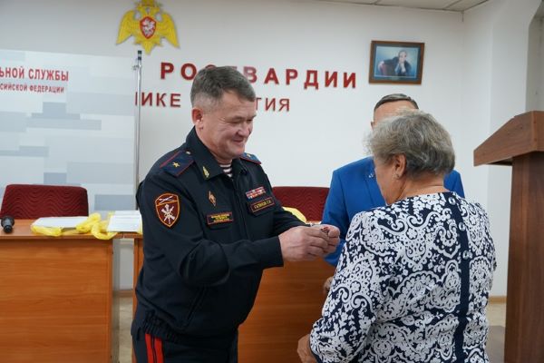 В Бурятии росгвардейцы поздравили ветеранов с праздником