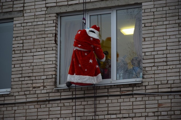 Новгородские волонтеры продолжают поздравлять маленьких пациентов детской больницы