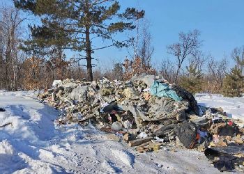 В Свободном строительный мусор выгрузили на кладбище