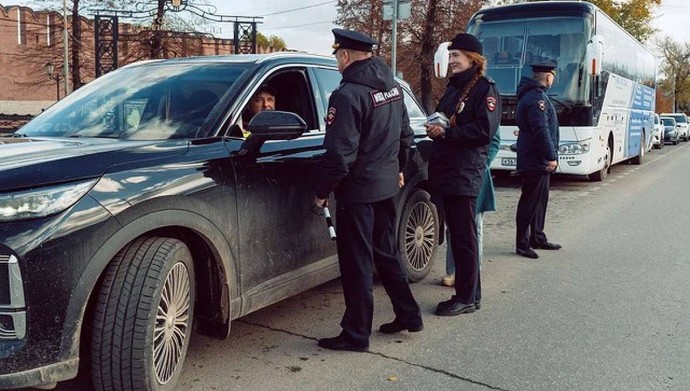 В Туле автоинспекторы поздравили водителей с Днем автомобилиста