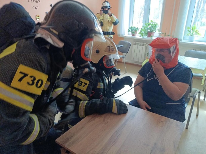 В доме социального обслуживания Суворовского района прошли учения спасателей