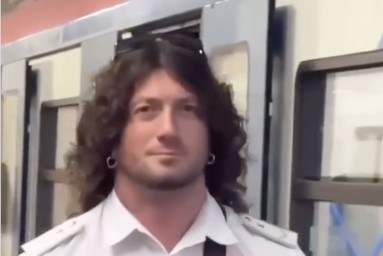 Машинист метро Кирилл влюбил в себя москвичек и признался, что не женат