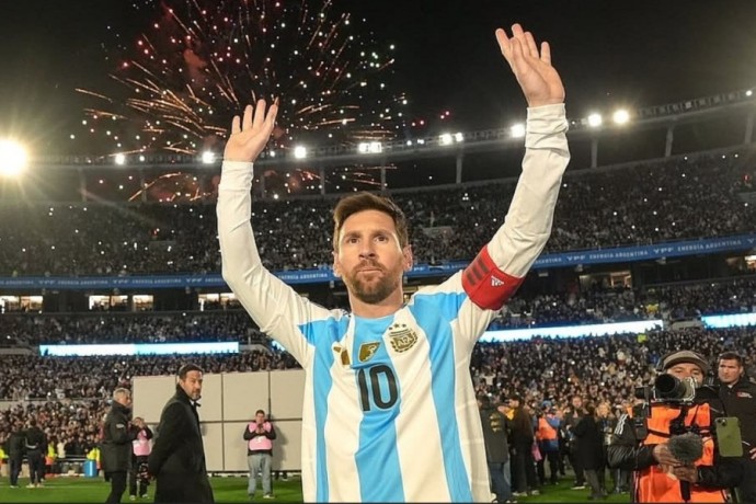 Месси откроет 20-метровый памятник в честь себя