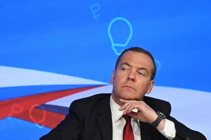 Медведев заявил, что США вынудили Россию задуматься о ядерных испытаниях Медведев заявил, что США вынудили Россию задуматься о ядерных испытаниях