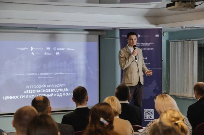 Учителей в Выборге научили распознавать манипуляции мошенников Учителей в Выборге научили распознавать манипуляции мошенников