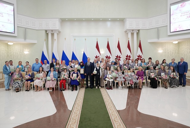 Накануне Дня Матери в Мордовии поздравили многодетные семьи Накануне Дня Матери в Мордовии поздравили многодетные семьи