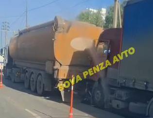 На трассе М5 в Пензе фура врезалась в автоцистерну, движение осложнено