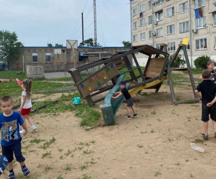 Чудом избежала травм: детская горка придавила ребенка в Приморье