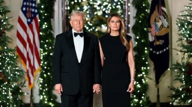 Будто на похороны: Рождественская открытка Трампа и Мелании слишком мрачная — Bild