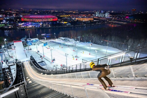 На Воробьёвых горах открыли заново построенный лыжный трамплин