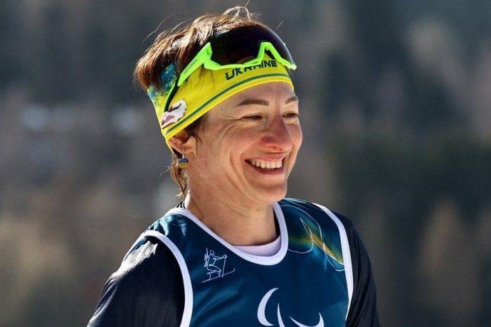 Сотрудник IPC заставил украинку снять серьги с политическим лозунгом