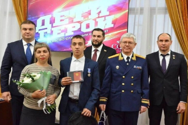 Хоценко вручил юным омичам медали «За проявленное мужество»