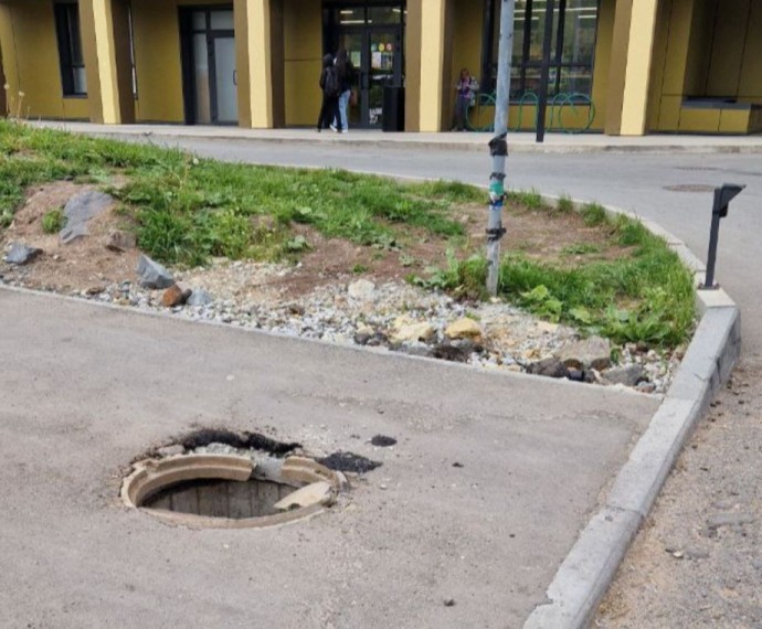 «А потом кто-то упадет»: наглые автомобилисты продавили люк на тротуаре во Владивостоке‎