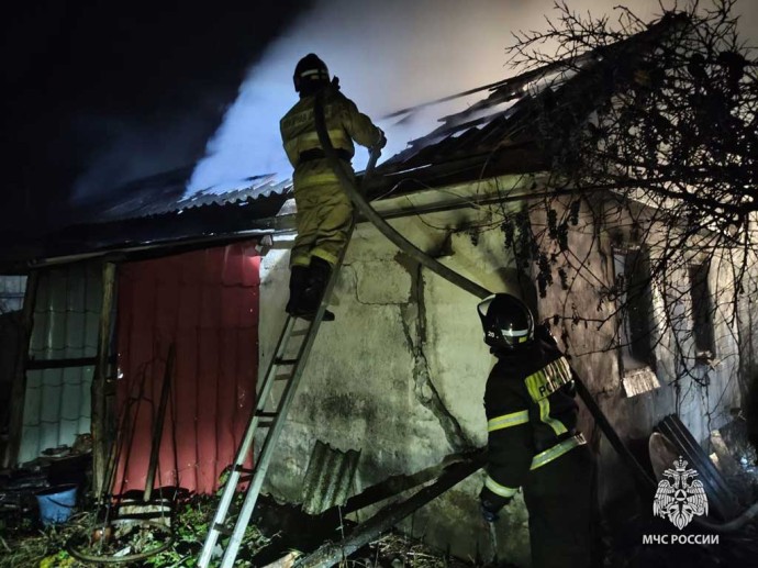 В вейделевском селе огонь полностью охватил жилой дом – на месте нашли тело мужчины