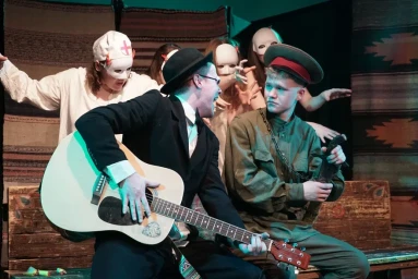 Гардероб, кабинеты, гараж: участники третьего театрального марафона «Нулевой километр» использовали необычные места для показа конкурсных работ