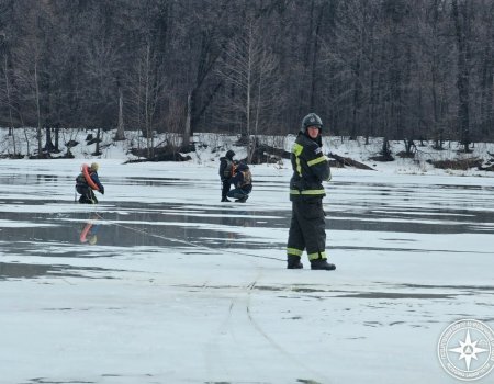 В Башкирии спасли ребенка, который вышел на хрупкий лед на озере