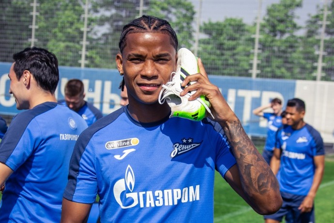 Булыкин заявил, что зарплаты иностранцев в РПЛ "далеки от реальности" Булыкин заявил, что зарплаты иностранцев в РПЛ "далеки от реальности"