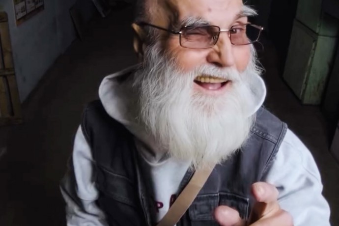 84-летний дедушка Виктор решил научить молодежь одеваться. И стал звездой сети