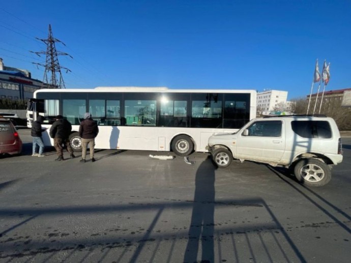 Иностранец-автобусник прижал «Джимник» во Владивостоке Иностранец-автобусник прижал «Джимник» во Владивостоке