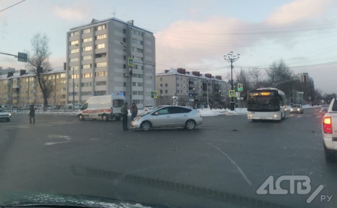 Очевидцы: Prius и автомобиль скорой помощи столкнулись в Южно-Сахалинске Очевидцы: Prius и автомобиль скорой помощи столкнулись в Южно-Сахалинске