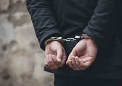 Полиция задержала мужчину с партией марихуаны
