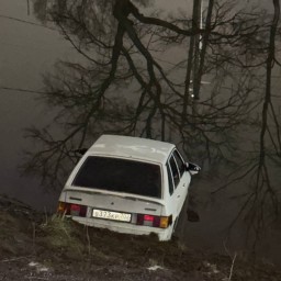 В Уфе автомобиль оказался в пруду