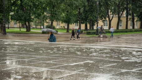 Лето не в градусах: психолог объяснил, почему осенняя погода в июне — не повод унывать