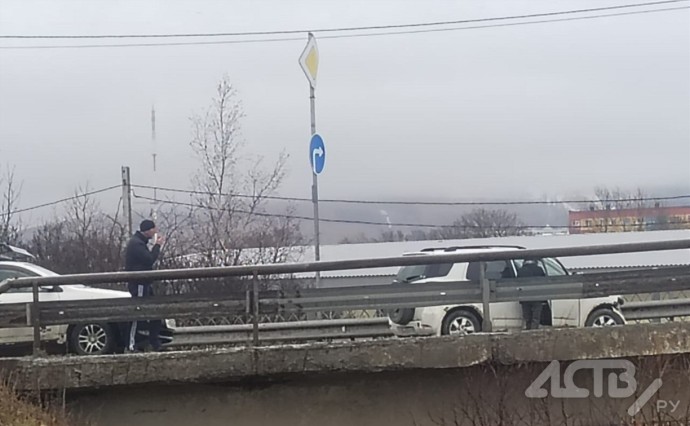 Экстренные службы съехались к месту массового ДТП в Южно-Сахалинске