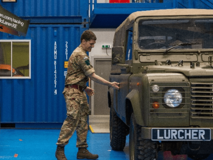 Британским военным предписали не обсуждать конфиденциальные сведения в машинах из-за риска прослушки Британским военным предписали не обсуждать конфиденциальные сведения в машинах из-за риска прослушки