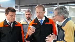 Денис Мантуров осмотрел первую отечественную поточную линию сборки космических аппаратов массой до 300 кг